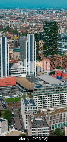 Vue aérienne des gratte-ciel et des bâtiments près de Piazza Gae Aulenti. Bosco verticale, forêt verticale, et gare de Garibaldi, Milan. Italie Banque D'Images