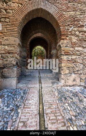 Malaga, Espagne - 21 octobre 2023 : détails de l'architecture intérieure de la forteresse Alcazaba de Velez situé dans la ville de Malaga, Espagne. Banque D'Images