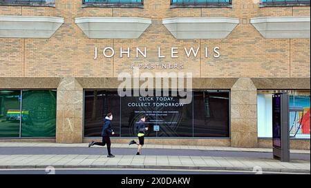 Glasgow, Écosse, Royaume-Uni. 11h avril 2024 : Météo britannique : john lewis et ses partenaires aux galeries Buchanan ensoleillé et chaud dans la ville. Crédit Gerard Ferry/Alamy Live News Banque D'Images