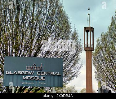 Glasgow, Écosse, Royaume-Uni. 11h avril, 2024 : Météo britannique : minaret de la mosquée centrale de Glasgow dans les gorbals. Ensoleillé et chaud dans la ville. Crédit Gerard Ferry/Alamy Live News Banque D'Images