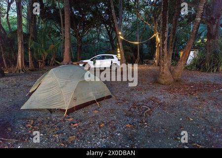 Petite tente et voiture sur terrain de camping idyllique près du petit village touristique Montezuma, péninsule de Nicoya, Costa rica Banque D'Images
