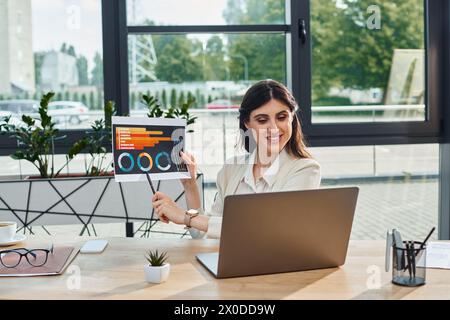 Une femme d'affaires travaillant intensivement sur un ordinateur portable dans son espace de travail moderne de bureau, en se concentrant sur les concepts de franchise. Banque D'Images