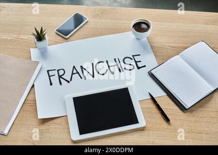 Un cadre de bureau moderne avec une table affichant un panneau qui dit franchise. Banque D'Images