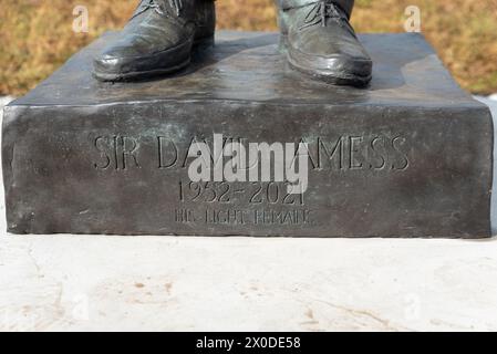 Chalkwell Esplanade, Southend on Sea, Essex, Royaume-Uni. 11 avril 2024. Une statue a été dévoilée en l'honneur du député conservateur local Sir David Amess qui a été assassiné en 2021. Le sculpteur Andrew Lilley a été sélectionné par la famille Amess pour réaliser la statue en juin 2023, avec l'emplacement de la statue - surplombant l'estuaire de la Tamise Banque D'Images