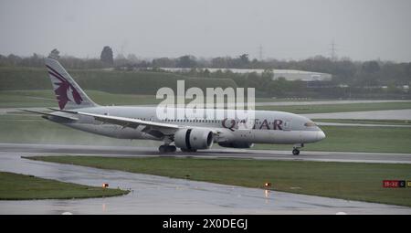 Qatar Boeing 787 Dreamliner atterrissant par temps humide à l'aéroport de Birmingham, Royaume-Uni Banque D'Images