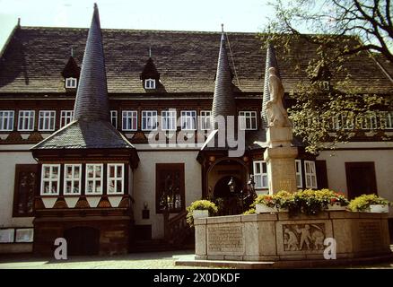 Blick auf das Alte Rathaus mit dem Eulenspiegel Brunnen Einbeck altes Rathaus mit Eulenspiegel Brunnen *** vue de l'ancien hôtel de ville avec la fontaine Eulenspiegel Einbeck ancien hôtel de ville avec la fontaine Eulenspiegel Banque D'Images