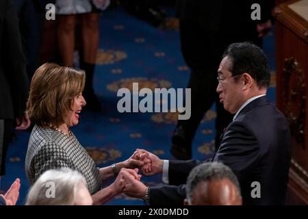 Washington, États-Unis d'Amérique. 11 avril 2024. Le premier ministre japonais Kishida Fumio, à droite, est accueilli par l'ancienne Présidente de la Chambre des représentants des États-Unis Nancy Pelosi (démocrate de Californie) avant de prononcer son discours à une session conjointe du Congrès des États-Unis dans la Chambre des représentants des États-Unis au Capitole des États-Unis à Washington, DC, le jeudi 11 avril, 2024. Crédit : Rod Lamkey/CNP/SIPA USA crédit : SIPA USA/Alamy Live News Banque D'Images