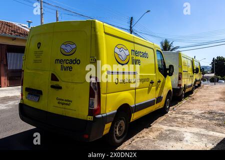 Marilia, Sao Paulo, Brésil, 16 mai 2023. Fourgon de la société Mercado Livre garé dans une rue pour la livraison de colis dans la ville de Marilia. Banque D'Images