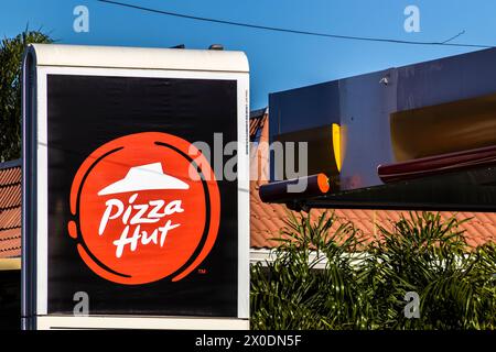 Marilia, Sao Paulo, Brésil, 24 mai 2023. Signe d'un restaurant Pizza Hut à emporter et livrer dans la ville de Marilia Banque D'Images