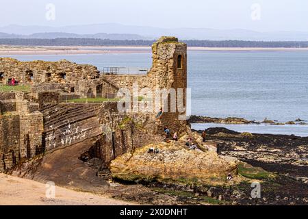 Vue sur le château historique de St Andrews du 13ème siècle sous le soleil printanier dans le comté de Fife, en Écosse Banque D'Images