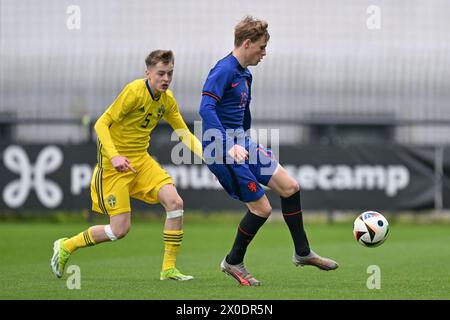 Gabriel Granberg (5 ans) de Suède et Sil Blokhuis (17 ans) des pays-Bas photographiés lors d'un match amical de football entre les équipes nationales de Suède et des pays-Bas de moins de 16 ans futures le jeudi 11 avril 2024 à Tubize , Belgique . PHOTO SPORTPIX | David Catry Banque D'Images