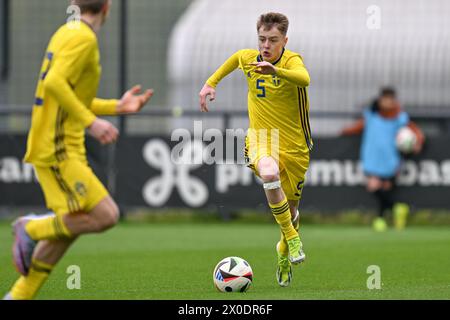 Gabriel Granberg (5) de Suède photographié lors d'un match amical de football entre les équipes nationales de Suède et des pays-Bas de moins de 16 ans futures le jeudi 11 avril 2024 à Tubize , Belgique . PHOTO SPORTPIX | David Catry Banque D'Images