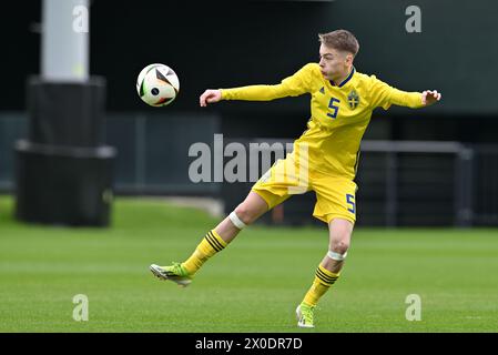 Gabriel Granberg (5) de Suède photographié lors d'un match amical de football entre les équipes nationales de Suède et des pays-Bas de moins de 16 ans futures le jeudi 11 avril 2024 à Tubize , Belgique . PHOTO SPORTPIX | David Catry Banque D'Images