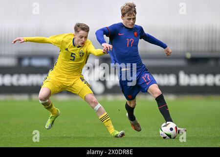 Gabriel Granberg (5) de Suède a défendu Sil Blokhuis (17) des pays-Bas lors d'un match amical de football entre les équipes nationales de Suède et des pays-Bas de moins de 16 ans futures le jeudi 11 avril 2024 à Tubize , Belgique . PHOTO SPORTPIX | David Catry Banque D'Images