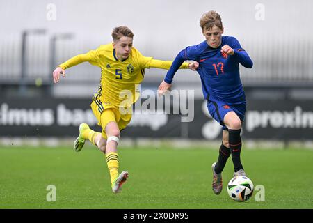 Gabriel Granberg (5 ans) de Suède et Sil Blokhuis (17 ans) des pays-Bas photographiés lors d'un match amical de football entre les équipes nationales de Suède et des pays-Bas de moins de 16 ans futures le jeudi 11 avril 2024 à Tubize , Belgique . PHOTO SPORTPIX | David Catry Banque D'Images