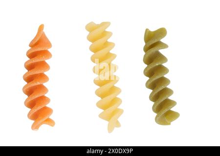 Trois échantillons de différentes couleurs de pâtes fusilli. Isolé sur fond blanc. Gros plan. Banque D'Images