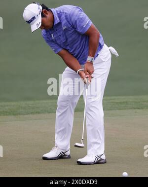 Augusta, États-Unis. 11 avril 2024. Le Japonais Hideki Matsuyama lance sur le deuxième trou lors de la première manche du tournoi Masters à Augusta National Golf Club à Augusta, Géorgie, le jeudi 11 avril 2024. Photo de Tannen Maury/UPI crédit : UPI/Alamy Live News Banque D'Images