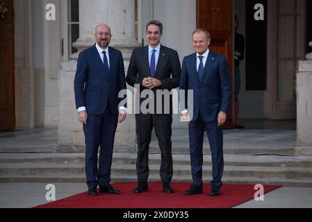 Le premier ministre polonais Donald Tusk tient une réunion sur l'ordre du jour stratégique à Varsovie. Le premier ministre des Polands Donald Tusk R et le président du Conseil européen Charles Michel l accueillent le premier ministre grec Kyriakos Mitsotakis C avant la réunion de l'Agenda stratégique le jeudi 11 avril 2024 à Varsovie, en Pologne. Varsovie Pologne Copyright : xAleksanderxKalkax Banque D'Images