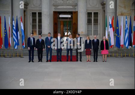Le premier ministre polonais Donald Tusk tient une réunion sur l'ordre du jour stratégique à Varsovie. Le président du Conseil européen Charles Michel, la secrétaire générale du Conseil européen Therese Blanchet, le premier ministre estonien Kaja Kallas, le premier ministre grec Kyriakos Mitsotakis, le premier ministre finlandais Peter Orpo, le premier ministre irlandais Taoiseach Simon Harris, le premier ministre luxembourgeois Luc Frieden, Pedro Sanchez, premier ministre de l'Espagne, et Donald Tusk, premier ministre des Polands, posent pour une photo de famille lors de la réunion sur l'agenda stratégique, le jeudi 11 avril 2024 à Varsovie, en Pologne. Varsovie Pologne Copyright : xAleksanderxKalkax Banque D'Images