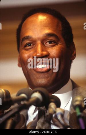 L'ancienne star de football et de cinéma OJ Simpson visite l'Université Howard et une église noire à Washington DC en août 1996. Banque D'Images