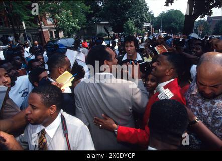 L'ancienne star de football et de cinéma OJ Simpson visite l'Université Howard et une église noire à Washington DC en août 1996. Banque D'Images