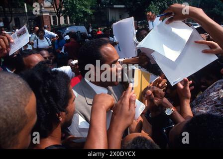 L'ancienne star de football et de cinéma OJ Simpson visite l'Université Howard et une église noire à Washington DC en août 1996. Banque D'Images