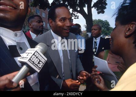 L'ancienne star de football et de cinéma OJ Simpson visite l'Université Howard et une église noire à Washington DC en août 1996. Banque D'Images