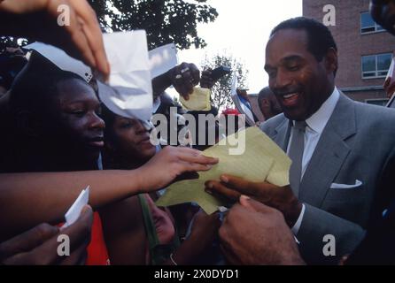 L'ancienne star de football et de cinéma OJ Simpson visite l'Université Howard et une église noire à Washington DC en août 1996. Banque D'Images