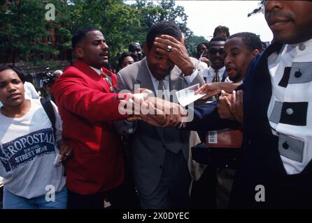 L'ancienne star de football et de cinéma OJ Simpson visite l'Université Howard et une église noire à Washington DC en août 1996. Banque D'Images