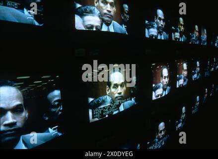 Des images de l'ancienne star de football et de cinéma OJ Simpson sont télévisées dans un magasin d'électronique en Virginie pendant la piste du meurtre en 1995. Banque D'Images