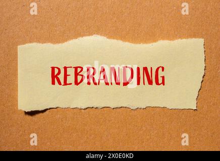 Mot de changement de marque écrit sur papier jaune déchiré avec fond de carton. Symbole conceptuel. Copier l'espace. Banque D'Images