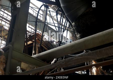 RÉGION DE KHARKIV, UKRAINE - 11 AVRIL 2024 - la centrale de cogénération de chaleur et d'électricité de Kharkiv est endommagée par des bombardements russes, dans la région de Kharkiv, dans le nord-est de l'Ukraine. Banque D'Images