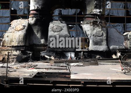 RÉGION DE KHARKIV, UKRAINE - 11 AVRIL 2024 - la centrale de cogénération de chaleur et d'électricité de Kharkiv est endommagée par des bombardements russes, dans la région de Kharkiv, dans le nord-est de l'Ukraine. Banque D'Images