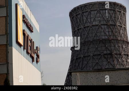 RÉGION DE KHARKIV, UKRAINE - 11 AVRIL 2024 - la centrale de cogénération de chaleur et d'électricité de Kharkiv est endommagée par des bombardements russes, dans la région de Kharkiv, dans le nord-est de l'Ukraine. Banque D'Images