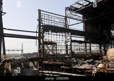RÉGION DE KHARKIV, UKRAINE - 11 AVRIL 2024 - la centrale de cogénération de chaleur et d'électricité de Kharkiv est endommagée par des bombardements russes, dans la région de Kharkiv, dans le nord-est de l'Ukraine. Banque D'Images