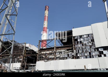RÉGION DE KHARKIV, UKRAINE - 11 AVRIL 2024 - la centrale de cogénération de chaleur et d'électricité de Kharkiv est endommagée par des bombardements russes, dans la région de Kharkiv, dans le nord-est de l'Ukraine. Banque D'Images