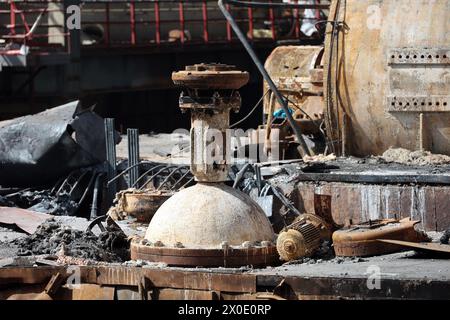 RÉGION DE KHARKIV, UKRAINE - 11 AVRIL 2024 - la centrale de cogénération de chaleur et d'électricité de Kharkiv est endommagée par des bombardements russes, dans la région de Kharkiv, dans le nord-est de l'Ukraine. Banque D'Images