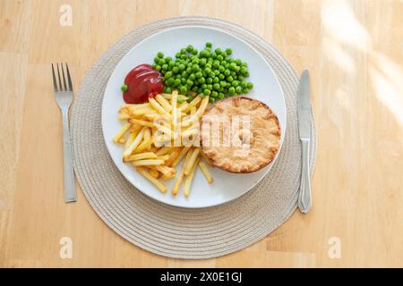 Tarte traditionnelle avec frites, ketchup et petits pois Banque D'Images