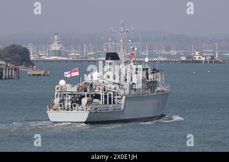 La classe Royal Navy Hunt contre les mines mesure le retour du navire HMS HURWORTH (M39) à la base navale Banque D'Images