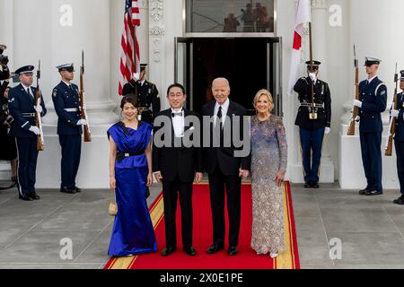 Washington, États-Unis d'Amérique. 10 avril 2024. Washington, États-Unis d'Amérique. 10 avril 2024. De droite à gauche : la première dame américaine Jill Biden, le président Joe Biden, le premier ministre japonais Fumio Kishida et Mme Yuko Kishida posent à leur arrivée pour le dîner d'État sur le portique nord de la Maison Blanche, le 10 avril 2024, à Washington, DC crédit : Adam Schultz/White House photo/Alamy Live News Banque D'Images