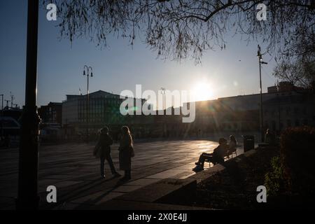 Le soleil du soir descend sur Rådhusplassen, la place de l'Hôtel de ville et Oslofjord au crépuscule, centre d'Oslo, Norvège, Scandinavie Banque D'Images