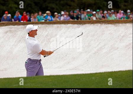 Augusta, États-Unis. 11 avril 2024. L'Irlandais du Nord, Rory McIlroy, sort d'un bunker sur le quatrième trou lors de la première manche du tournoi Masters à Augusta National Golf Club à Augusta, en Géorgie, le jeudi 11 avril 2024. Photo de John Angelillo/UPI crédit : UPI/Alamy Live News Banque D'Images