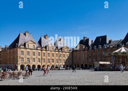 Charleville-Mézières, France - 23 juin 2020 : la place Ducale est une place de ville construite entre 1606 et 1624 par l'architecte Clément Métezeau, sous la houlette Banque D'Images