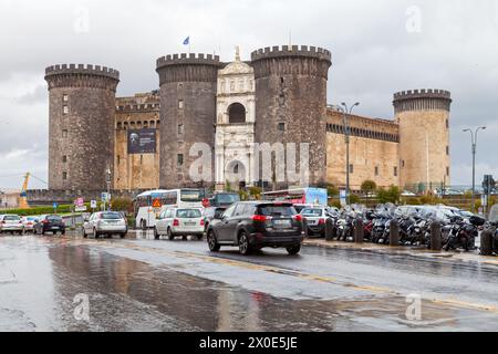 Naples, Italie - 19 mars 2018 : Castel Nuovo (en anglais : 'Nouveau Château'), souvent appelé Maschio Angioino (en anglais : 'donjon Angevin'), est un château médiéval loc Banque D'Images