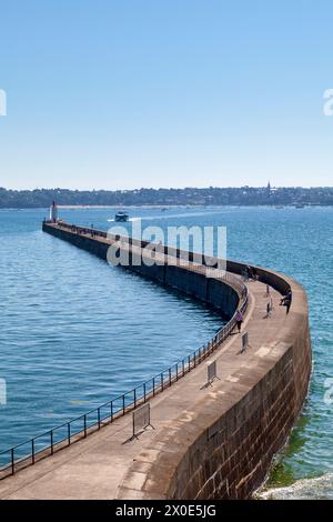 Saint-Malo, France - 02 juin 2020 : la Môle des noires est le nom d'un quai de 500 mètres de long situé à l'entrée du port de Saint-Malo terminant i. Banque D'Images