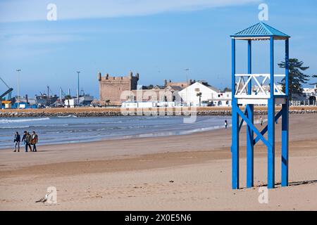 Essaouira, Maroc - janvier 29 2019 : tour de guet des sauveteurs sur la plage d'Essaouira avec Harbour Scala derrière. Banque D'Images