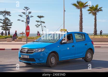 Essaouira, Maroc - janvier 29 2019 : taxi bleu près de la plage en direction du centre-ville. Banque D'Images