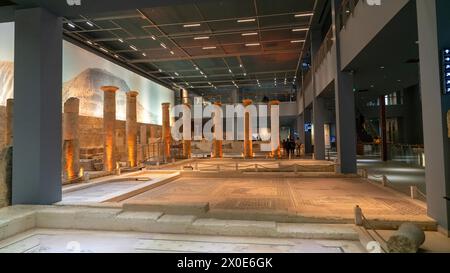 Gaziantep, Turquie - 18 octobre 2023 : touristes visitant le musée de la mosaïque de Zeugma Banque D'Images