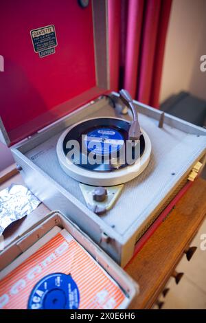 Tourne-disque portable Dansette avec un disque de 45 tours/minute Banque D'Images