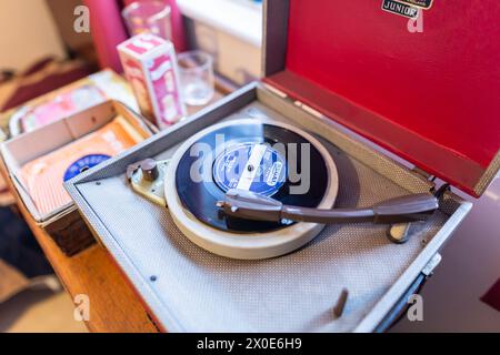 Tourne-disque portable Dansette avec un disque de 45 tours/minute Banque D'Images